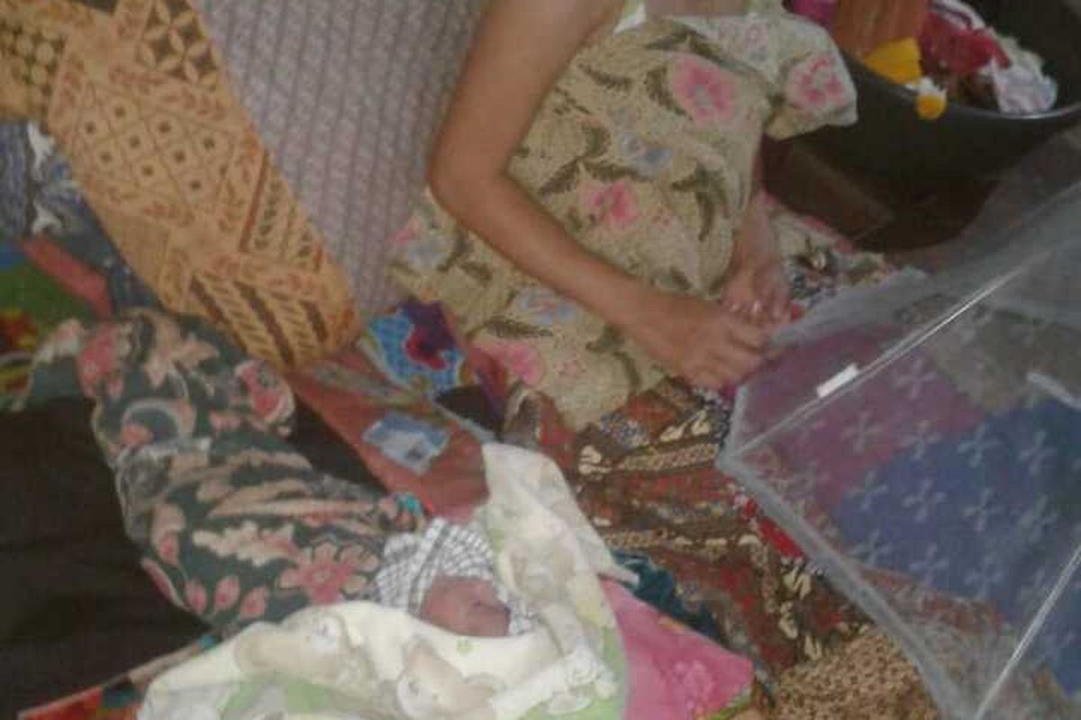 Bayi yang lahir di jalan rusak di Kabupaten Lebak diberi nama Borojol. Bayi berjenis kelamin laki-laki tersebut kini dalam kondisi sehat dan sudah berada di kediaman orang tuanya, Rabu (11/3/2020).