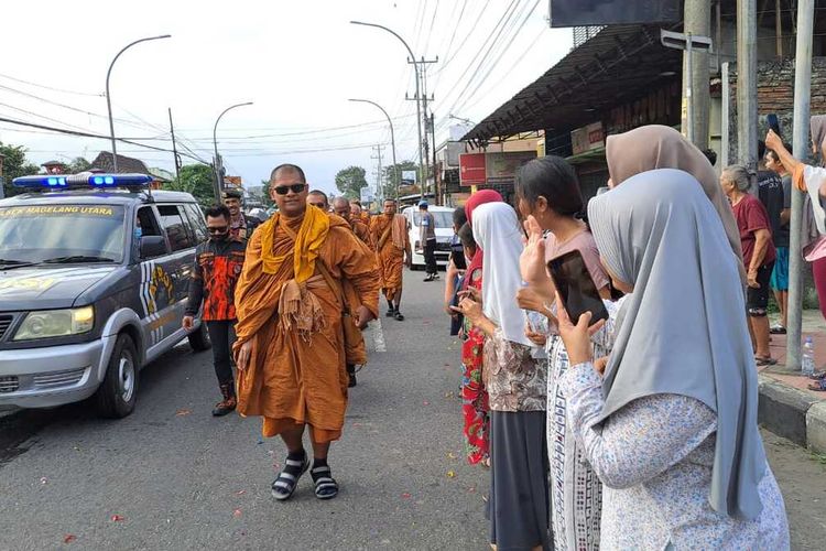 Iring-iringan biksu yang menjalani ritual Thudong sampai di Kota Magelang, Jawa Tengah, Selasa (30/5/2023).