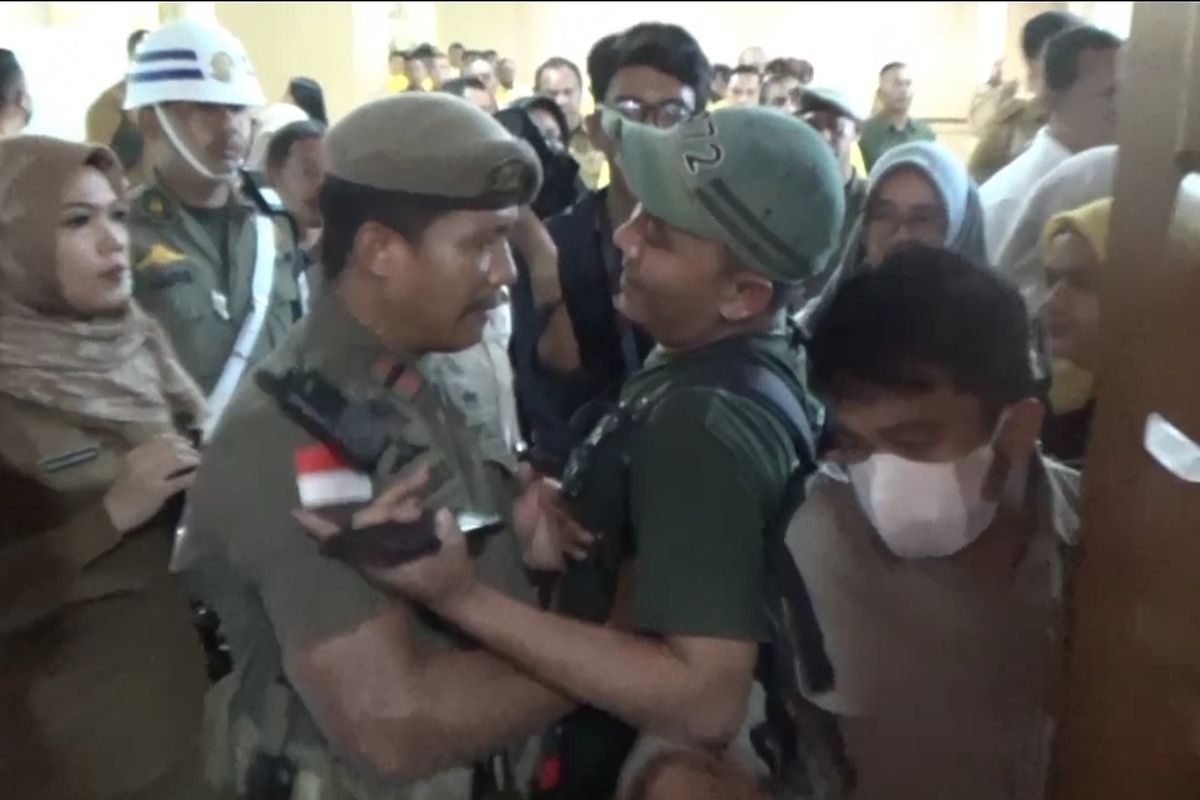 Wartawan IDNtimes Prayugo Utomo (pakai topi) dihalangi Satpol PP saat hendak meliput acara serah terima jabatan Gubernur Sumut, Selasa (5/9/2023)