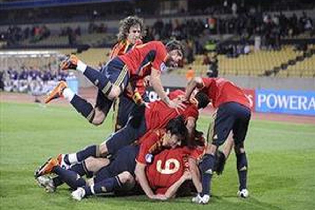 Fernando Torres langsung dikerubuti rekannya seusai mencetak satu dari tiga golnya ke gawang Selandia Baru.