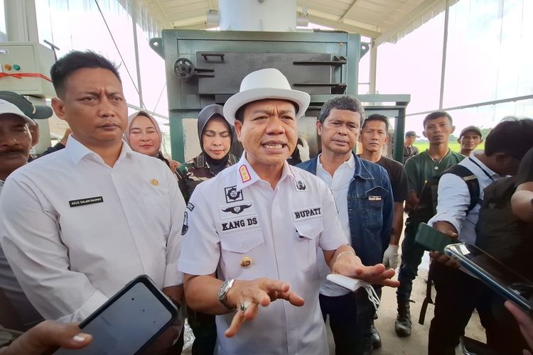 Bupati Bandung Dadang Supriatna saat diwawancarai di Soreang, Kabupaten Bandung, Jawa Barat, beberapa waktu lalu