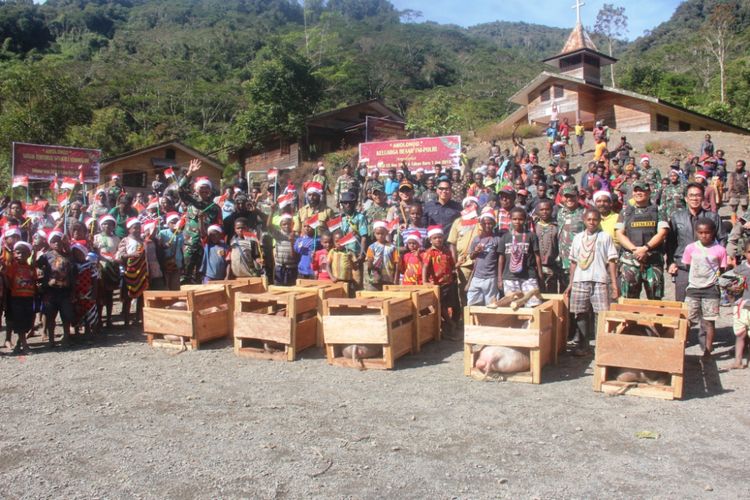 Foto bersama warga Arwanop dengan Wakil Kepala Operasional Nemangkawi TNI, Dandim 1710/Mimika, Kapolres Mimika, Danbrigif-20/Kostrad, Danyon 754/ENK aparat kewilayahan TNI/Polri, dan perwakilan PT Freeport Indonesia, Kamis (3/01/2019)