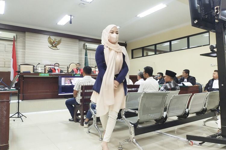 Ayu Khoirunita istri muda terdakwa RALAI meninggalkan tempat sidang setelah diizinkan Ketua Majelis Hakim Darwanto, Jum'at (26/5/2023).