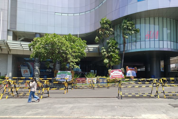Imbas dari aksi solidaritas yang berakhir ricul sehari sebelumnya, Tunjungan Plaza Surabaya, salah satu Mall yang berada di pusat kota tutup dengan pagar pengaman Sabtu (30/8/2025) siang.