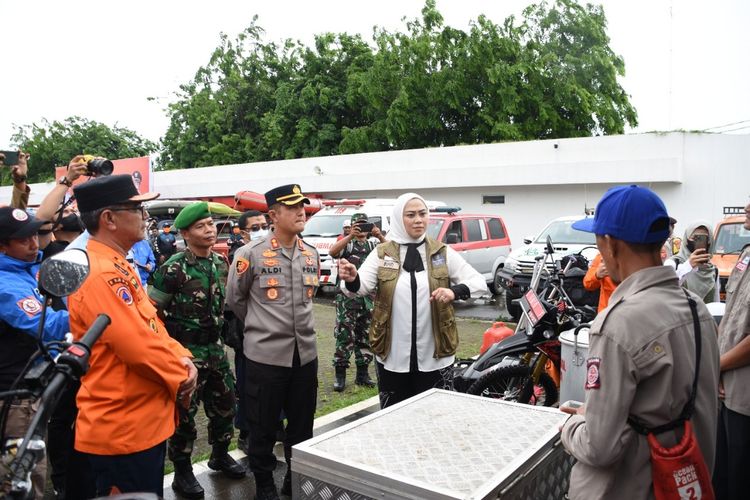 Bupati Karawang Cellica Nurrachadiana bersama stakeholder terkait mengecek kesiapan penanggualangan bencana di Lapang Karangpawitan, Karawang, Jawa Barat, Rabu (26/10/2022).