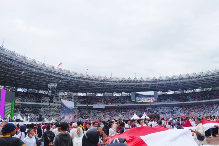 Suasana acara Gerakan Nusantara Bersatu yang dihadiri para relawan Joko Widodo di Stadion Utama Gelora Bung Karno (GBK) pada Sabtu (26/11/2022).