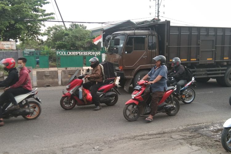 Pemudik motor melontasi Jalur Arteri Karawang, Jawa Barat, Jumat (29/4/2022).