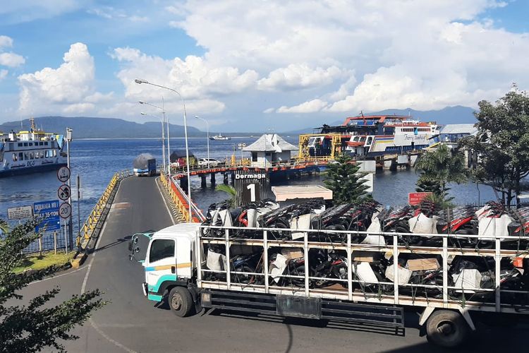 Kendaraan logistik melintas di Pelabuhan Ketapang, Banyuwangi, Jawa Timur, Kamis (6/5/2021).