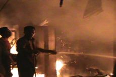 Lambat Tangani Kebakaran di Pemukiman Padat, Petugas Damkar Nyaris Diamuk Massa