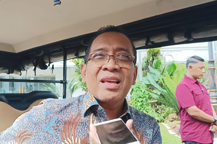 Menteri Sekretaris Negara (Mensesneg) Pratikno di Kompleks Istana Kepresidenan, Jakarta, Selasa (27/2/2024).