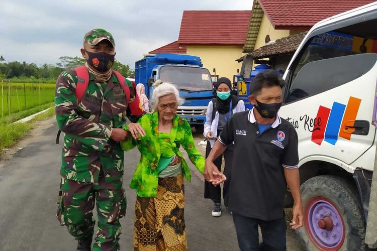 Seorang lansia yang merupakan pengungsi bencana Gunung Merapi di Tempat Pengungsian Akhir (TEA) Desa Deyangan, Kecamatan Mertoyudan, Kabupaten Magelang, Jawa Tengah, dibantu petugas saat hendak kembali ke rumah di Desa Krinjing, Kecamatan Dukun, Jumat (22/1/2021).