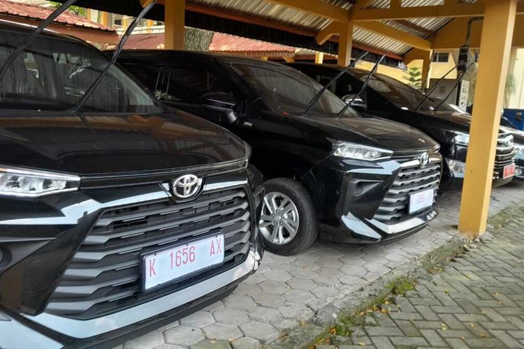 Sejumlah mobil operasional kecamatan dikandangkan di halaman parkir Kantor Bupati Blora, Senin (17/4/2023)