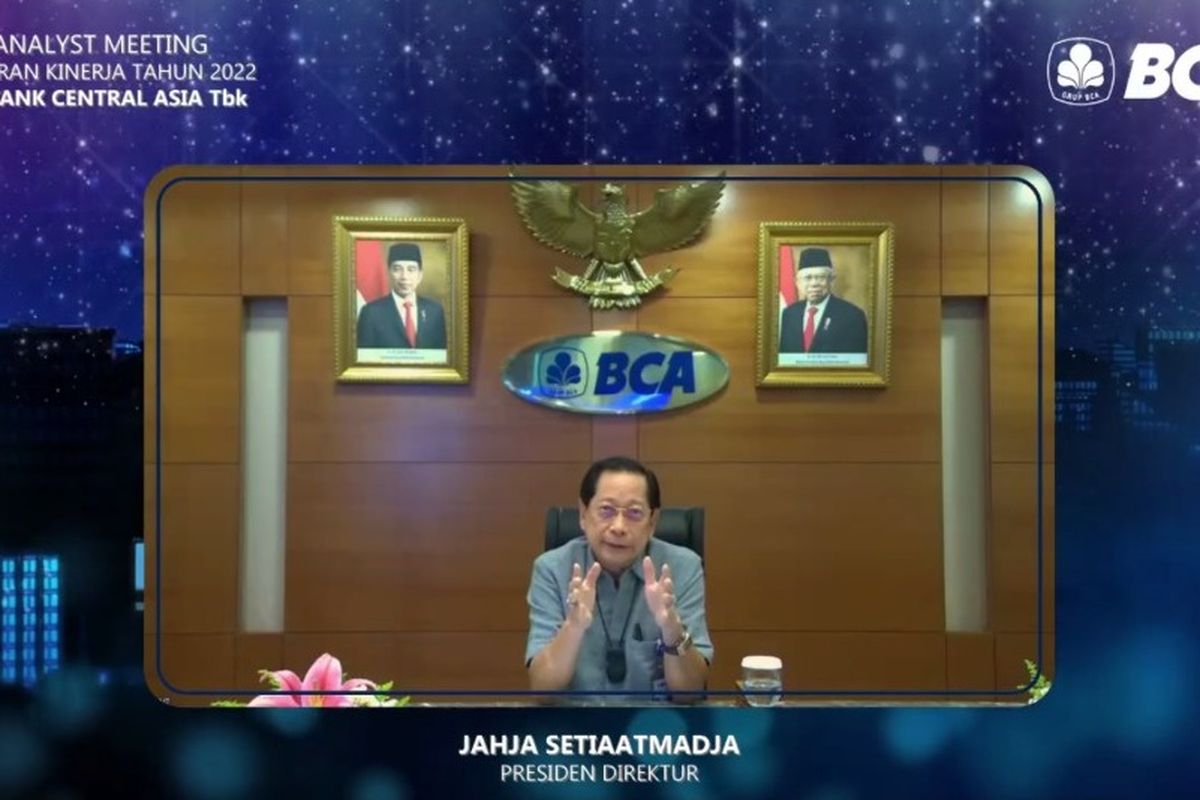 Presiden Direktur BCA Jahja Setiaatmadja saat konferensi pers, Kamis (26/1/2023).