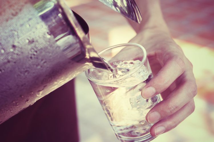 Saat Anda kebanyakan minum, Anda bisa mengalami tanda-tanda tubuh kelebihan cairan, seperti sakit kepala, sering buang air kecil, mual, muntah, dan diare.