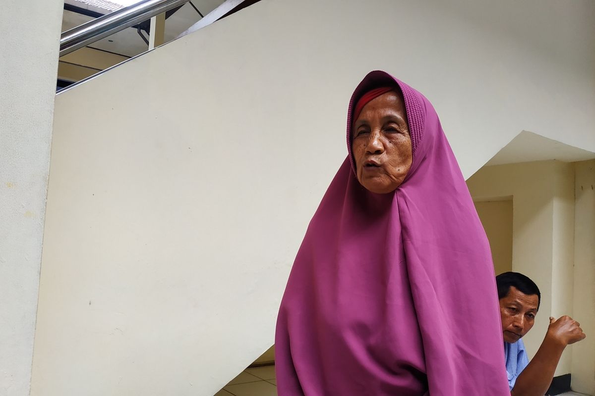 Nenek Arpah (69), korban penipuan dan penggelapan tanah di Depok, Jawa Barat, ditemui sebelum menjalani sidang pemeriksaan saksi-saksi di Pengadilan Negeri Depok, Senin (3/2/2020).