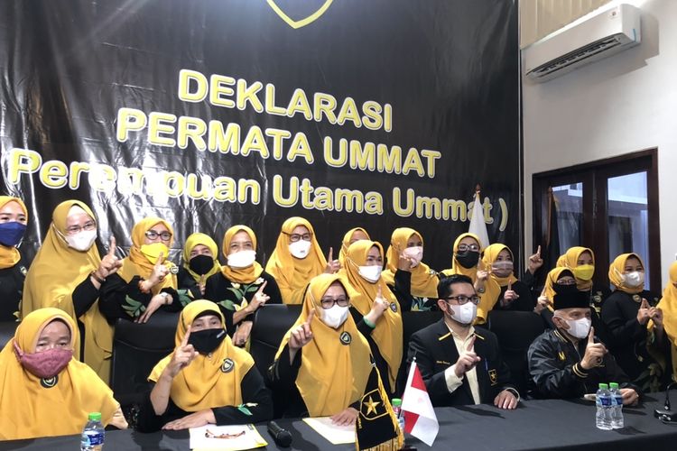Sejumlah Pengurus Permaya Ummat bersama Ketua Umum Euis Fety Fatayaty, didampingi Ketua Umum Partai Ummat Ridho Rahmadi dan Ketua Majelis Syuto Amien Rais, dalam deklarasi pendirian, di Kantor DPP Partai Ummat, Tebet, Jakarta Selatan, Sabtu (9/10/2021). 