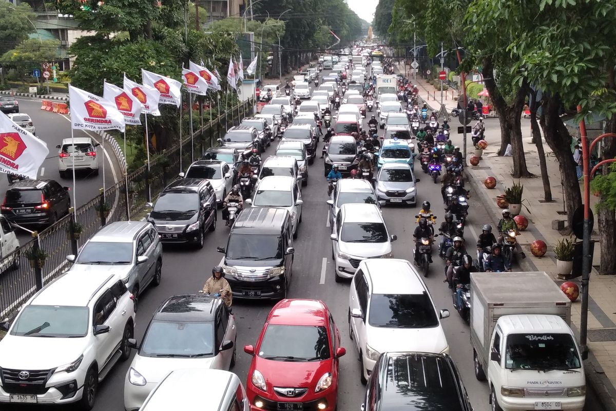 Kondisi kemacetan di Jalan Urip Sumoharjo, Surabaya, Jawa Timur, Senin (17/2/2025)