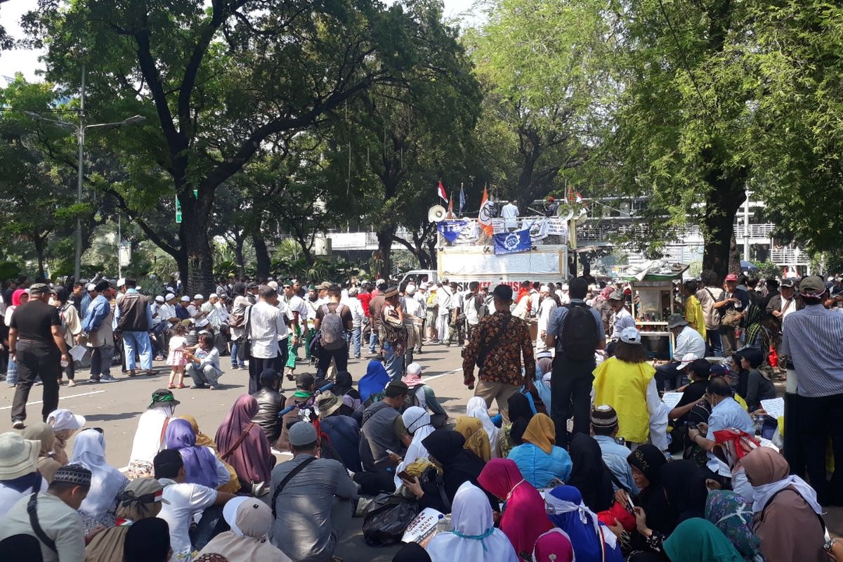 Suasana aksi unjuk rasa sidang putusan sengketa Pilpres 2019 Mahkamah Konstitusi di Jalan Medan Merdeka Barat, Jakarta Pusat, Kamis (27/6/2019).
