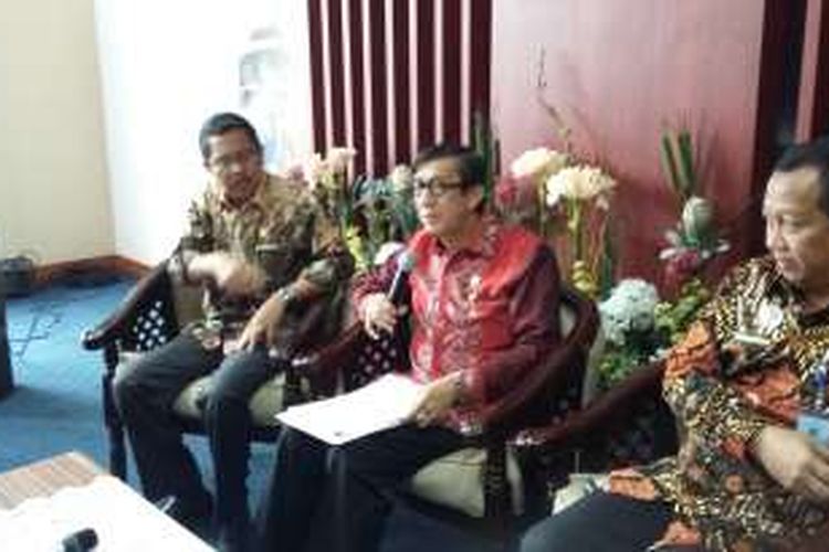 Menteri Hukum dan HAM Yasonna H Laoly saat mengumumkan pengesahan SK kepengurusan Golkar hasil Munas Riau 2009 di Gedung Kemenkumham, Jakarta, Kamis (28/1/2016).
