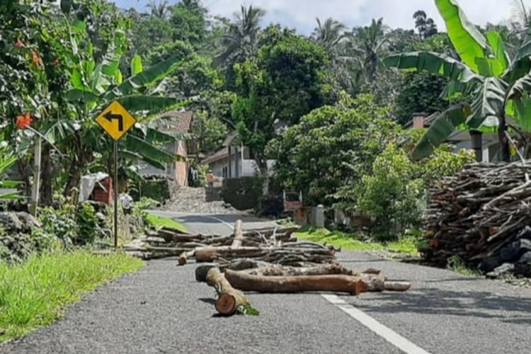 Warga memblokade jalan menggunakan batang pohon di Desa Karangtengah, Kecamatan Cilongok, Kabupaten Banyumas, Jawa Tengah, Rabu (1/4/2020).