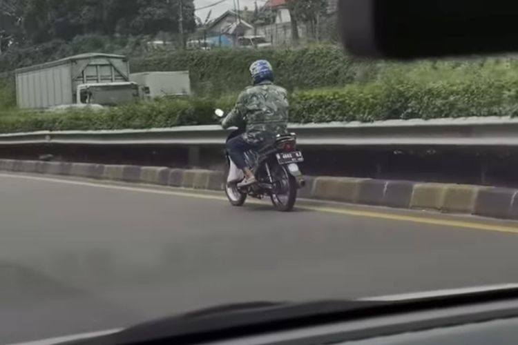 Tangkapan layar video pemotor masuk jalan Tol JORR kawasan Jatiwarna, Bekasi, Senin (6/12/2021).