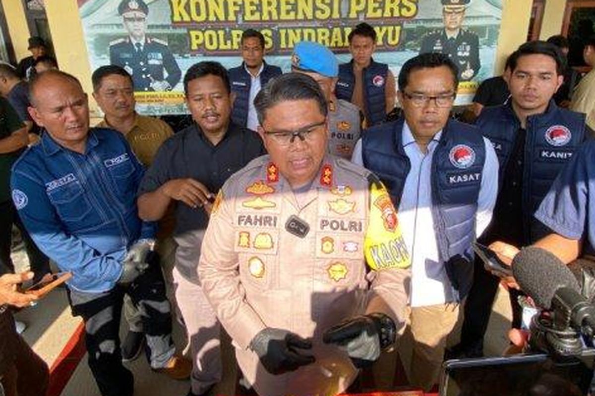 Kapolres Indramayu, AKBP M Fahri Siregar, memberikan keterangan kepada wartawan, Rabu (19/6/2024).