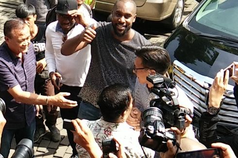 Kata Carlton Cole soal Kabar Pemecatan oleh Persib Bandung