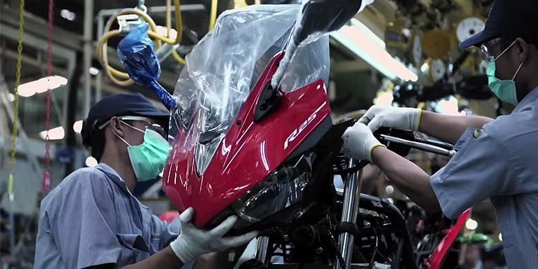 Yamaha R25 sedang dirakit di pabrik YIMM di Pulogadung.