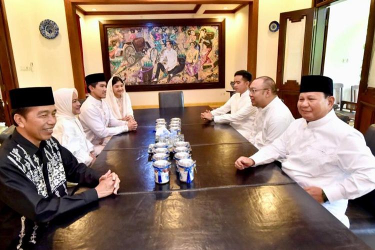 Prabowo dan keluarga bersilaturahmi dengan Presiden Joko Widodo dan keluarga di kediaman Presiden di Solo, Sabtu (22/4/2023).