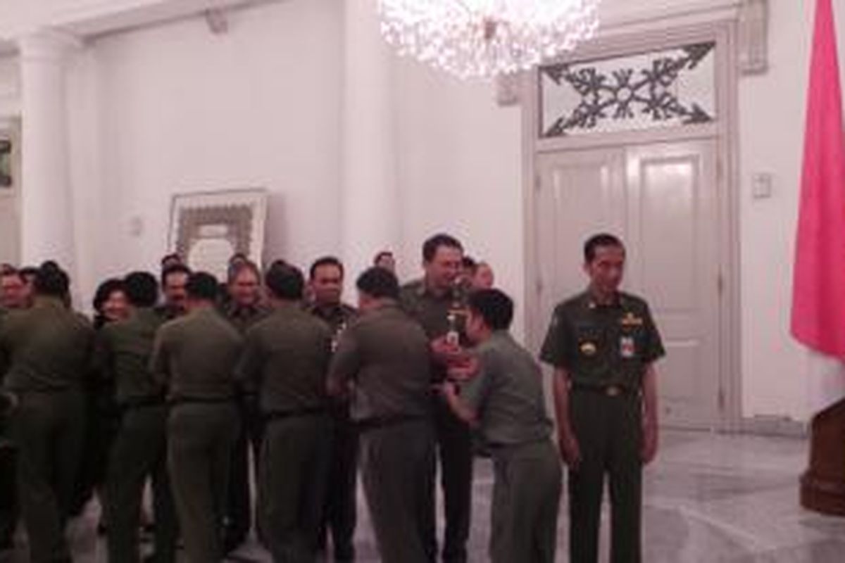 Gubernur DKI Jakarta Joko Widodo dan Wakil Gubernur DKI Jakarta Basuki Tjahaja Purnama tampak menyalami ratusan PNS DKI, di Balaikota Jakarta, Senin (4/8/2014).