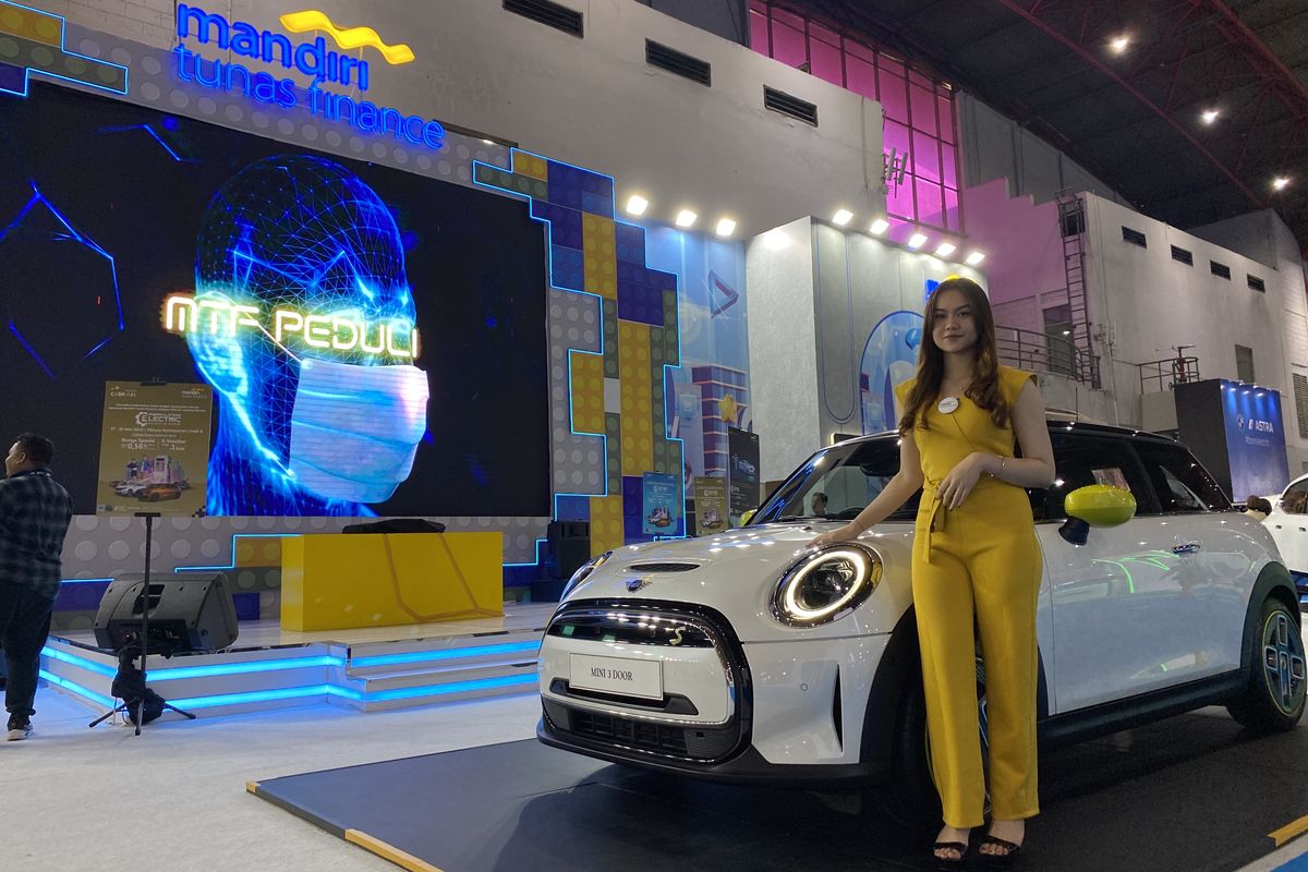 Booth Mandiri Tunas Finance di PEVS 2023