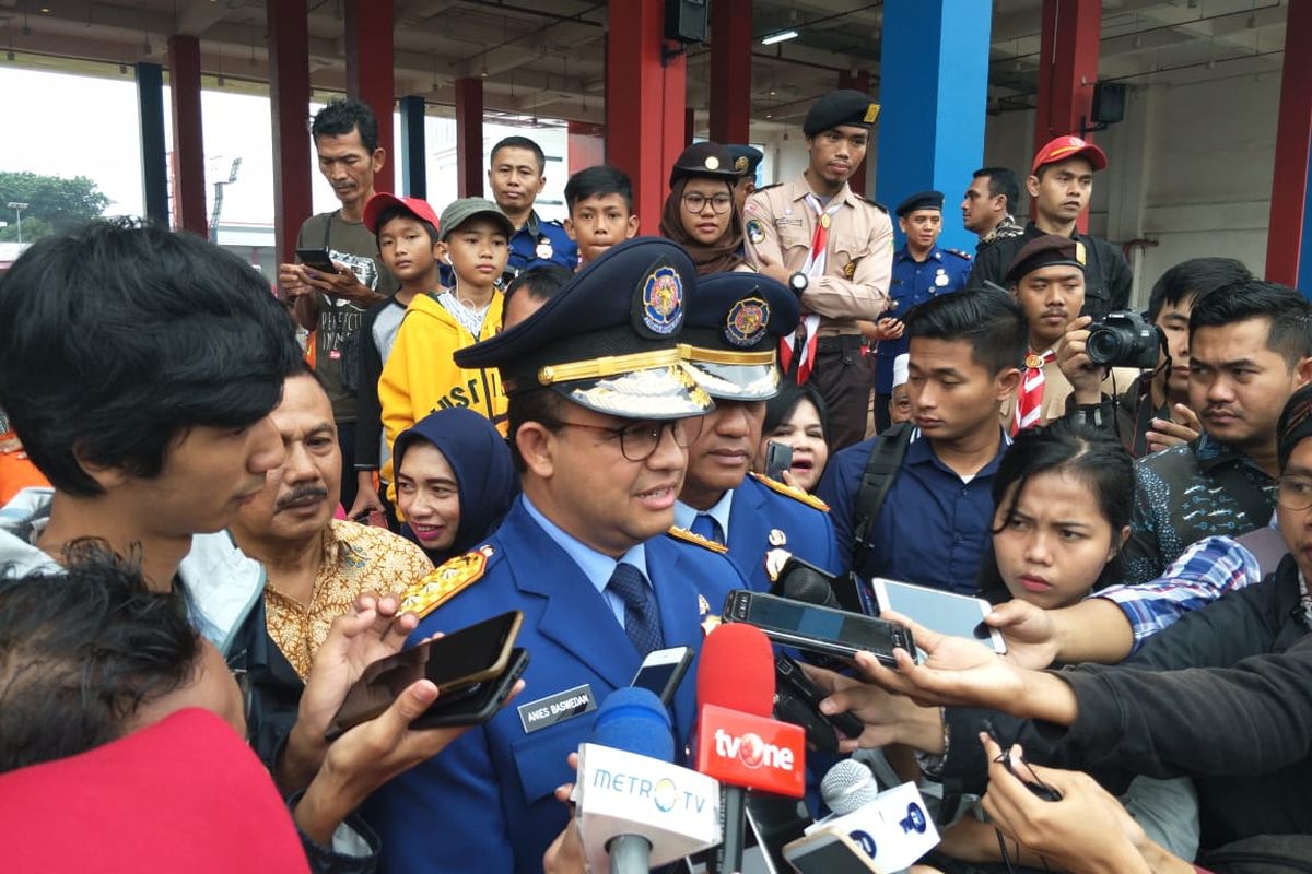 Gubernur DKI Jakarta Anies Baswedan di kantor Dinas Penanggulangan Kebakaran dan Penyelamatan Provinsi DKI Jakarta, Jakarta Pusat, Minggu (1/3/2020).