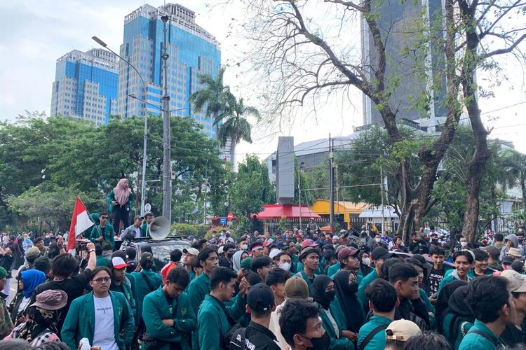 Mahasiswa dari Universitas Ibnu Khaldun  menggelar aksi unjuk rasa tolak kenaikan harga BBM di kawasan Patung Kuda, Jakarta Pusat, Senin (12/9/2022).
