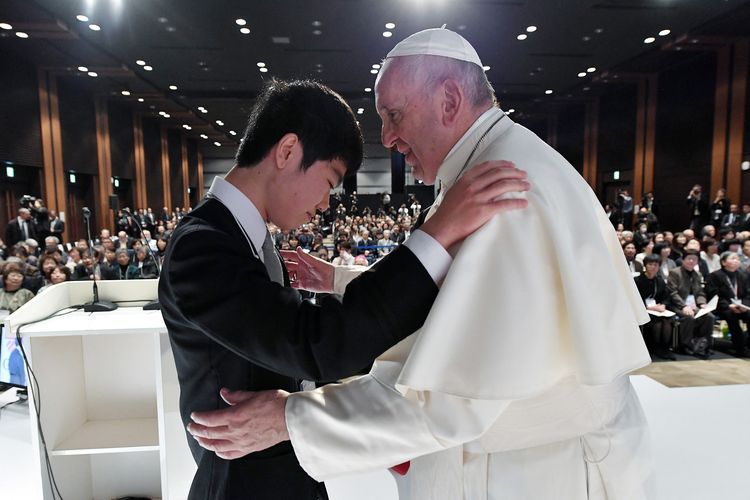 Paus Fransiskus bertemu dan memeluk Matsuki Kamoshita, salah satu korban kebocoran nuklir Fukushima yang terjadi pada 2011 silam di Tokyo, Jepang, pada 25 November 2019.
