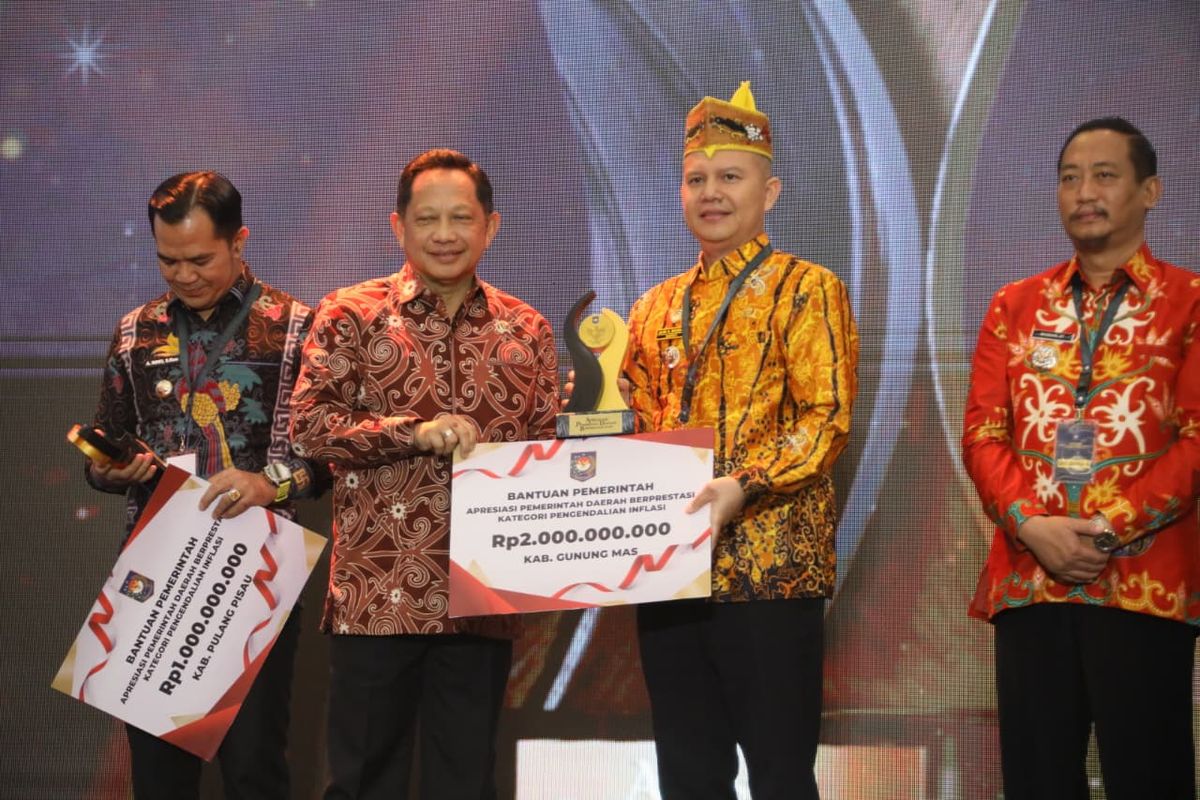 Menteri Dalam Negeri Muhammad Tito Karnavian menyerahkan penghargaan kepada pemerintah daerah berprestasi dalam Malam Anugerah Apresiasi Pemerintah Daerah Berprestasi 2026 Regional Kalimantan di Balikpapan, Kalimantan Timur.
