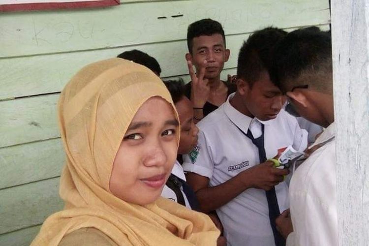 Guru Elin, guru honor SMP Filial Budi Luhur Sebakis Nunukan Kaltara bersama sejumlah muridnya, (Yudha)