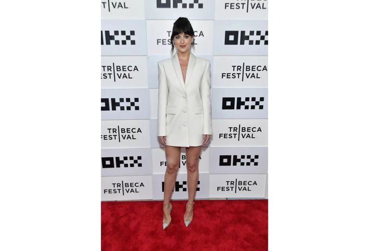 Dakota Johnson ketika berpose di karpeet merah Tribeca Festival Film, New York pada Senin (13/6/2022).