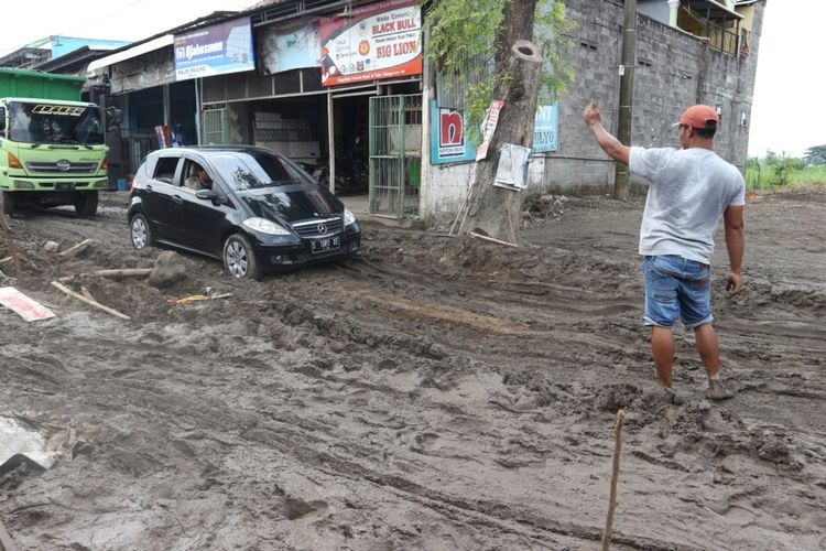 Kondisi jalan poros Kabupaten Jombang, di Dusun Tapenlor, Desa Tapen, Kecamatan Kudu, Kabupaten Jombang, Jawa Timur, Selasa (23/11/2021).