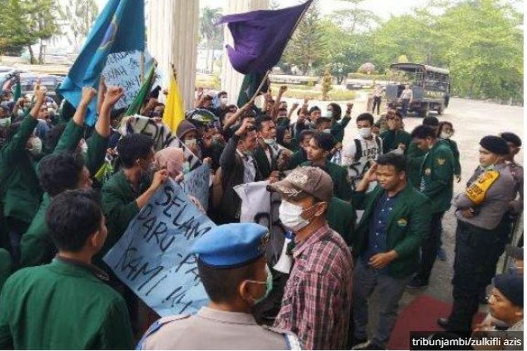 Aksi demo mahasiswa mendesak pemerintah selesaikan masalah karhutla di Jambi