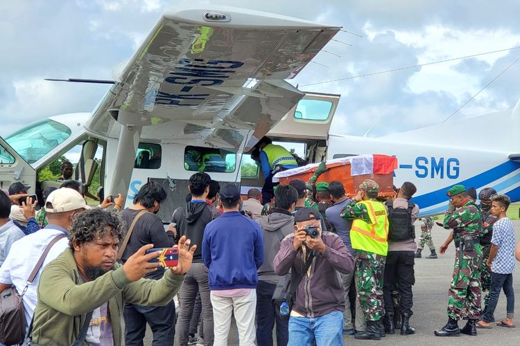 Evakuasi dua ienazah personel TNI yang gugur di Distrik Dekai, Kabupaten Yahukimo, di Bandara Sentani, Jayapura, Papua, Rabu (19/5/2021).