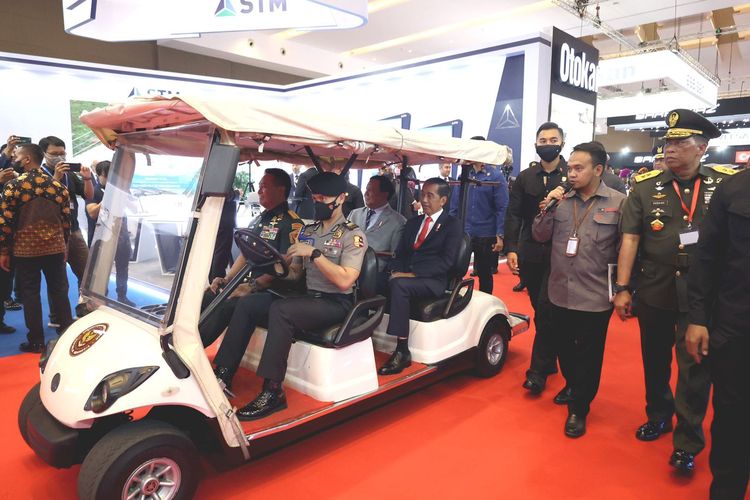 Menteri Pertahanan Prabowo Subianto dan Panglima TNI Jenderal Andika Perkasa mendampingi Presiden Joko Widodo dalam pameran Indo Defence Expo dan Forum 2022 di Jakarta Internasional Expo, Jakarta, Rabu (2/10/2022).
