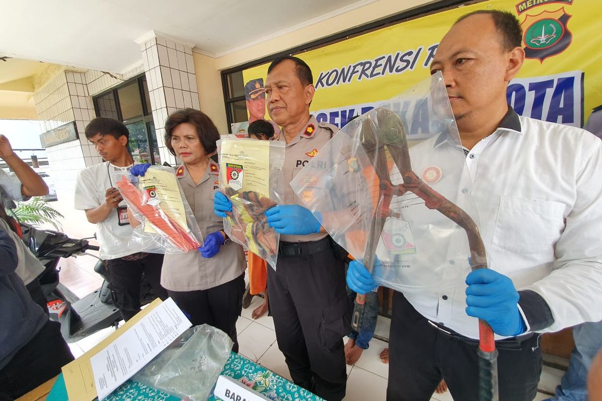 Polisi memamerkan barang bukti pencurian besi beton Tol Jakarta-Cikampek dalam konferensi pers di Mapolsek Bekasi Kota, Jumat (17/1/2020).