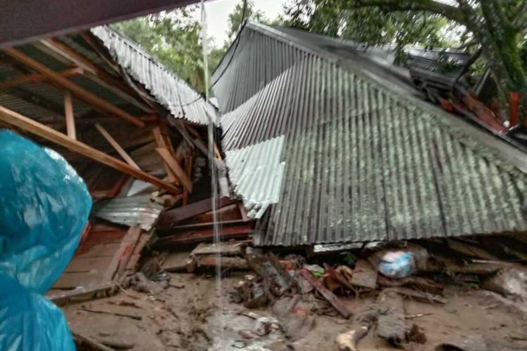 Rumah warga hancur diterjang banjir bandang di Tanah Datar, Sumatera Barat, Jumat (17/1/2020)