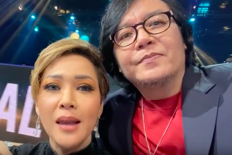 Tangkapan layar YouTube ARI LASSO TV. Memperlihatkan Ari Lasso saat menanyakan perasaan Maia Estianty satu panggung dengan Ahmad Dhani