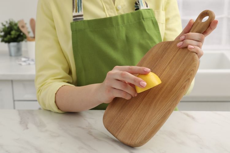 Illustration of a wooden cutting board, cleaning a wooden cutting board.