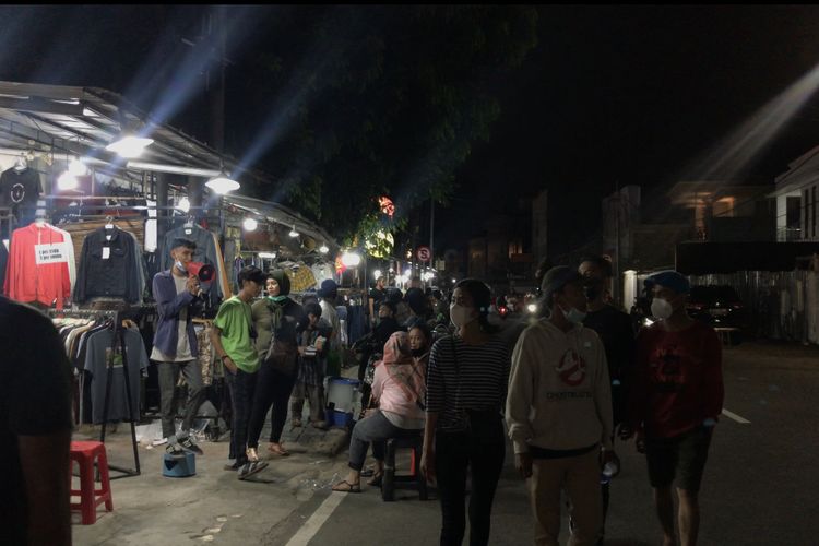 Kawasan Tebet, Jakarta Selatan ramai dikunjungi masyarakat untuk berbelanja pada Rabu (12/5/2021) malam.