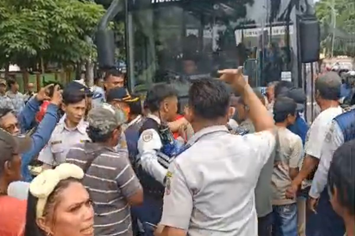 BisKita Trans Bekasi Diadang Sopir Angkot Imbas Perubahan Trayek di Pasar Bantargebang