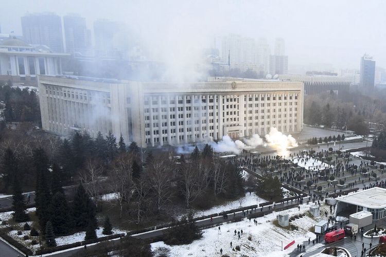 El miércoles 5 de enero de 2022, salió humo del edificio del ayuntamiento durante una protesta en Almaty, Kazajstán. 