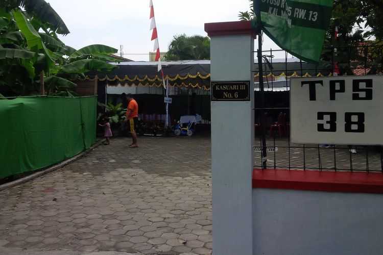TPS 38 di Jalan Kasuari III No 6 Kampung Tirtoyoso RT 004, RW 013, Kelurahan Manahan, Kecamatan Banjarsari, Solo, Jawa Tengah, Selasa (16/4/2019).