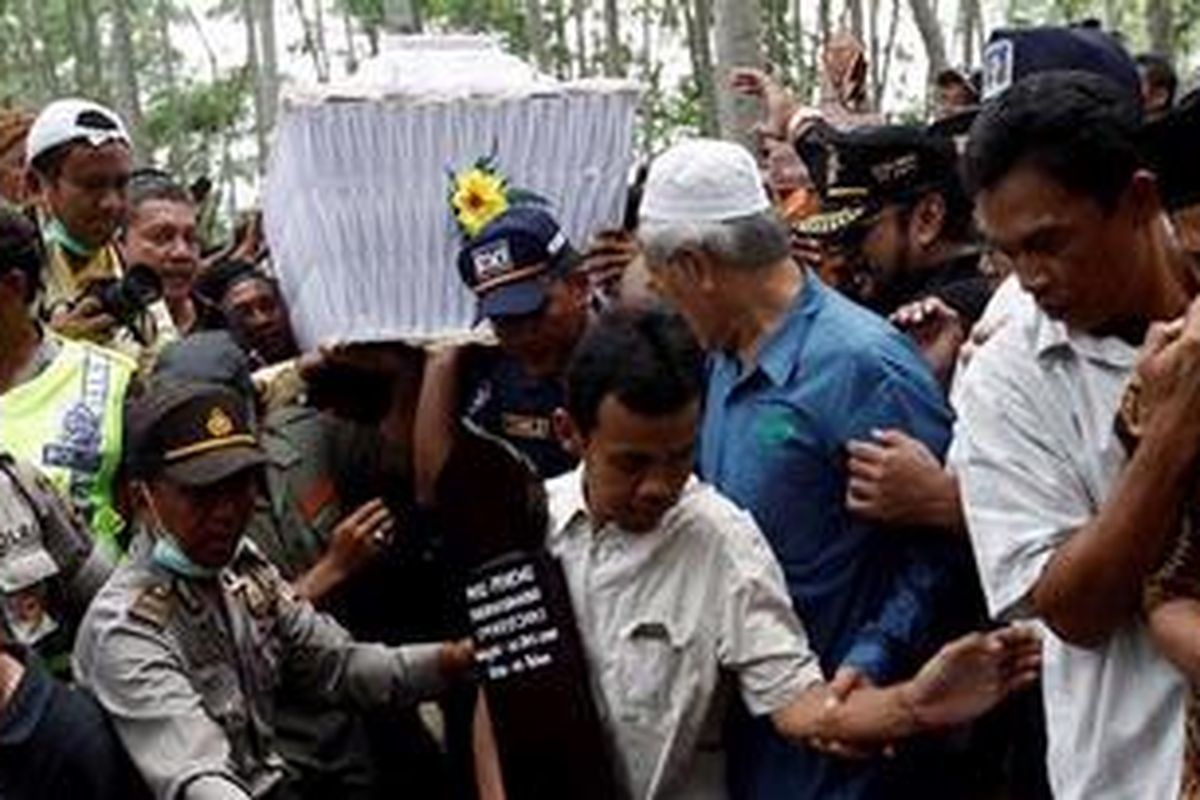 Warga mengusung peti berisi jenazah juru kunci Gunung Merapi, Mbah Maridjan, saat proses pemakaman di Dusun Srunen, Desa Glagaharjo, Cangkringan, Sleman, DI Yogyakarta, Kamis (28/10/2010). Mbah Marijan adalah satu diantara 32 korban meninggal akibat letusan Gunung Merapi. Letusan Gunung Merapi juga mengakibatkan ribuan warga mengungsi serta ratusan rumah hancur.